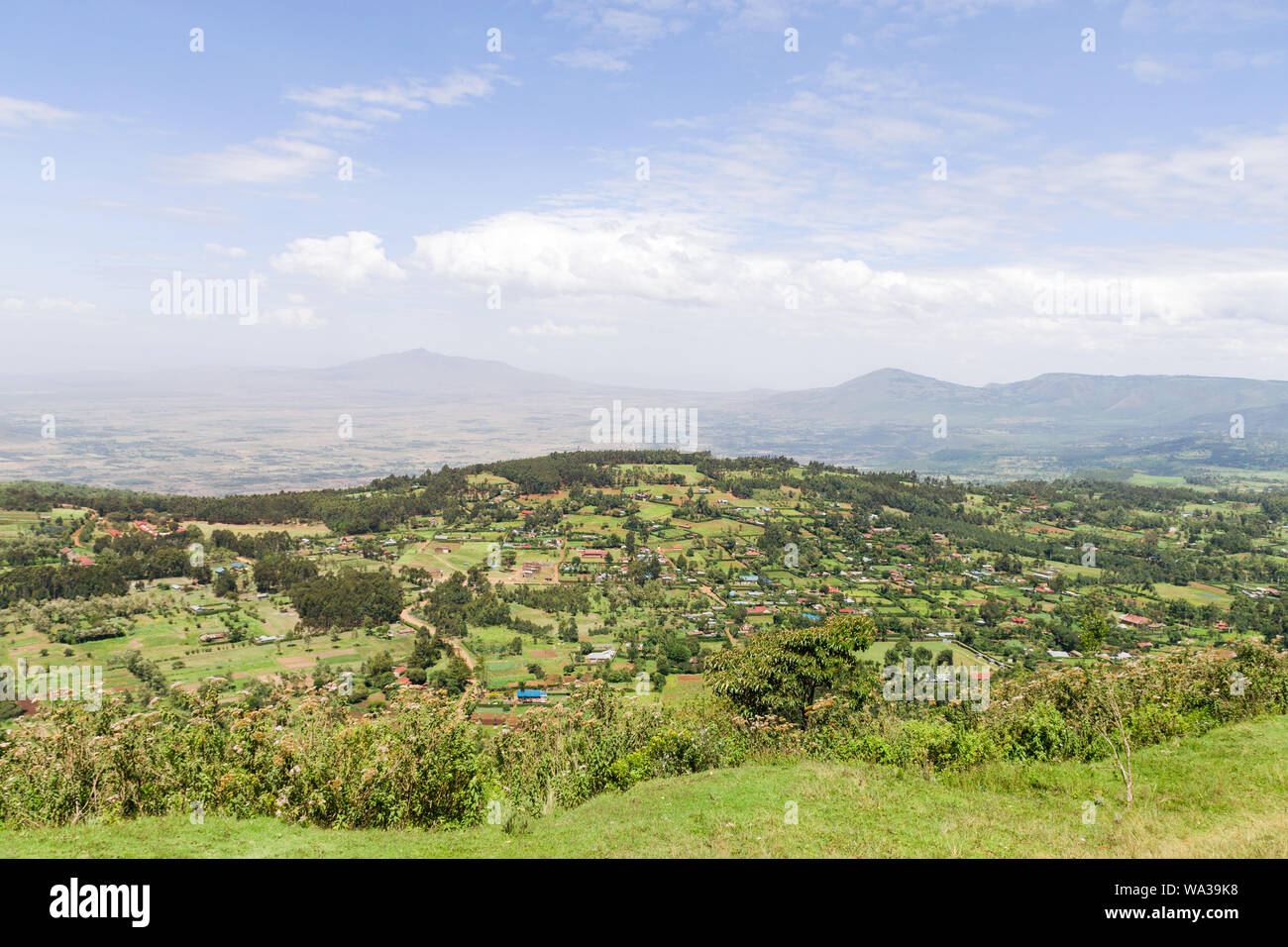 Vista elevada de hogares, granjas y edificios con en el fondo del valle del Rift, Kenia Foto de stock