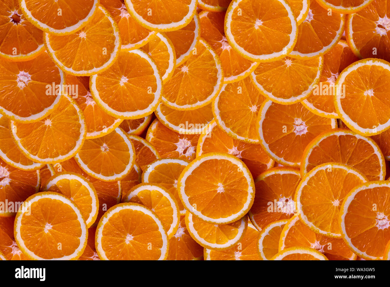 Frutas de naranja de fotograma completo y la textura de fondo. El resultado es agridulce o dulce. Contiene calcio, potasio, vitamina A y C. Foto de stock