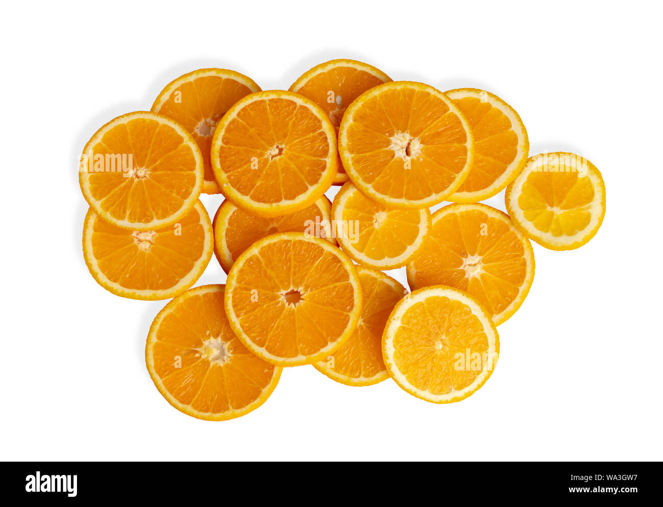 Frutas de naranja en la pieza aislada en los fondos blancos. El resultado es agridulce o dulce. Contiene calcio, potasio, vitamina A y C. Foto de stock
