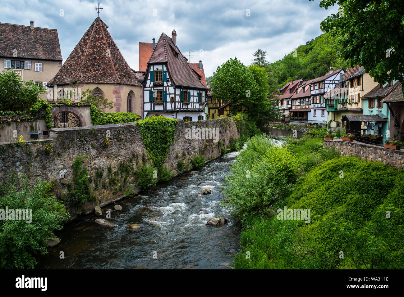 Fabuloso pueblecito Kayserberg en Alsacia en el área de Colmar, Francia Foto de stock