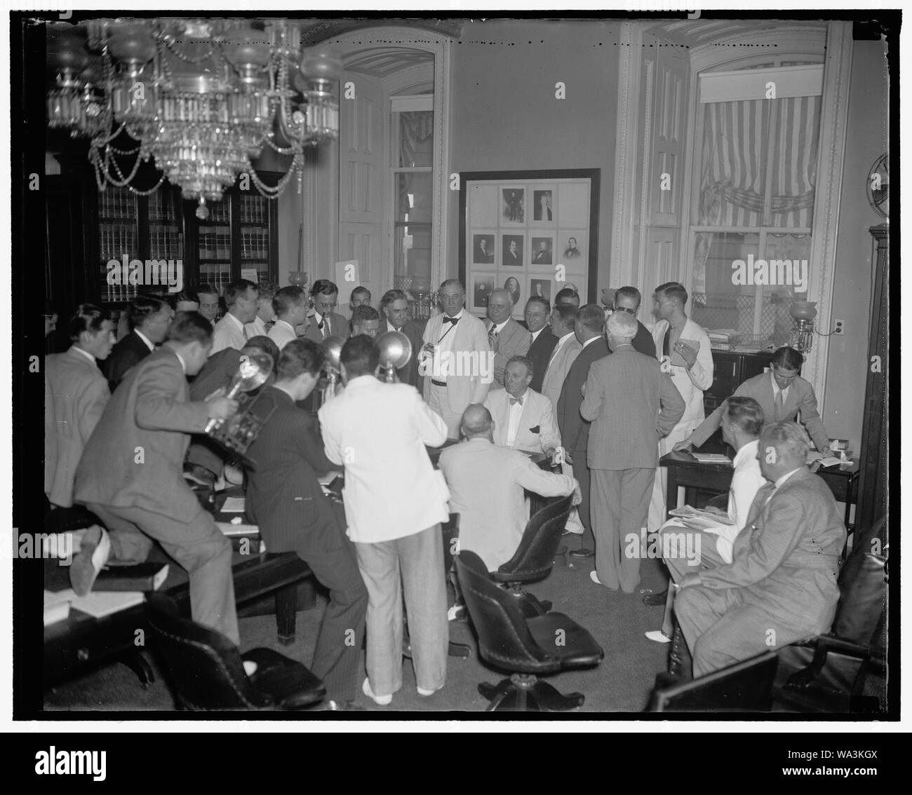 Negro Nominación aprobada por el Comité Judicial del Senado. Washington, D.C., 16 de agosto. Escena en la sala del Comité de Asuntos Judiciales del Senado después de que el comité votó 15 a 4 al informe favorable al nombramiento del Senador negro para el Tribunal Supremo, sentado es el Senador Henry Ashurst de Ariz, Presidente de la Comisión, rodeado por los senadores de la comisión Foto de stock