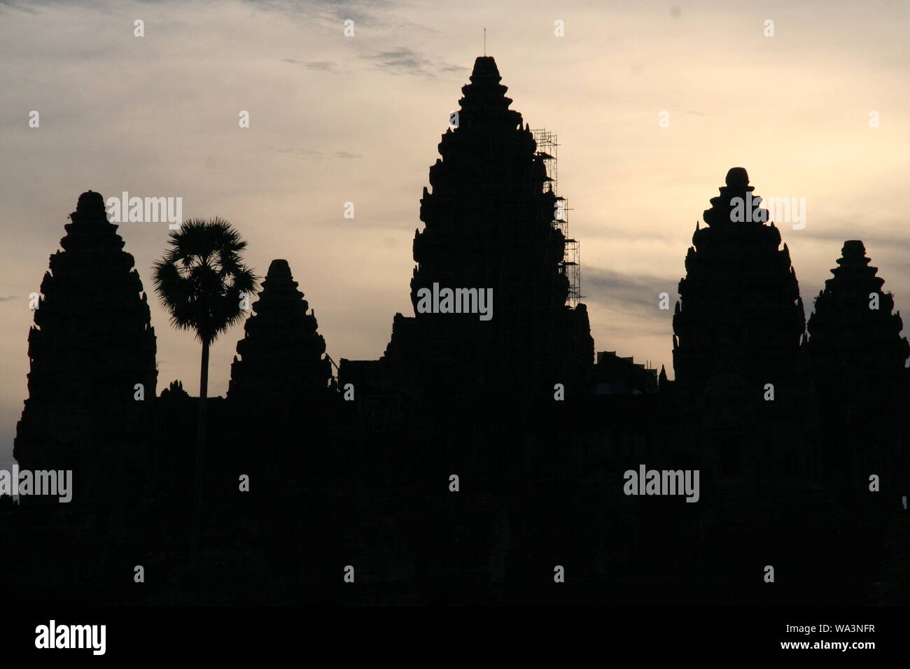 Amanecer en el templo de Angkor Wat Foto de stock