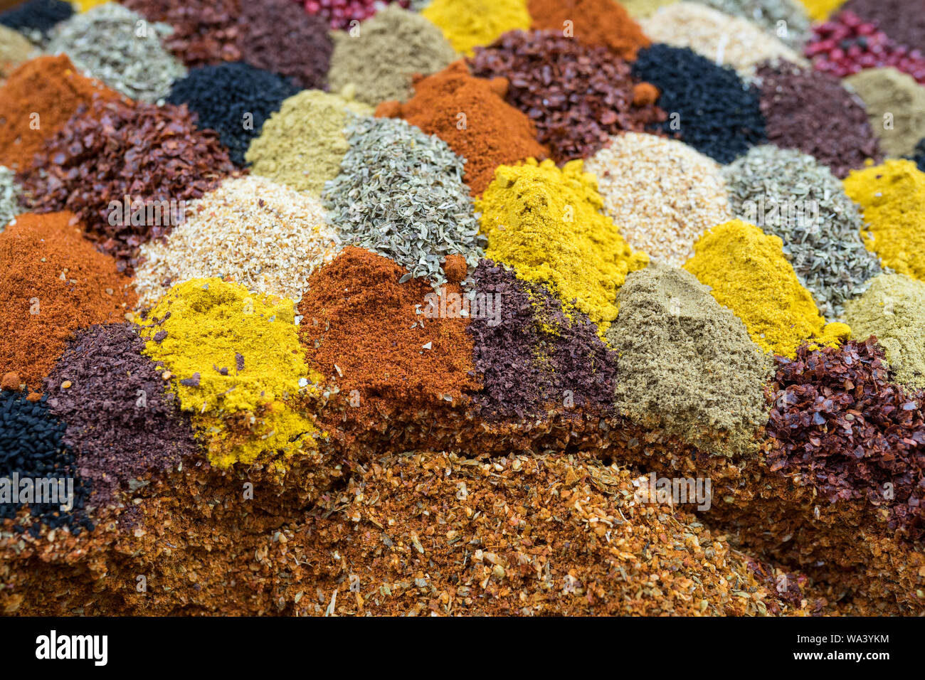 Turco tradicional y colorida especias en el mercado (bazar) Foto de stock