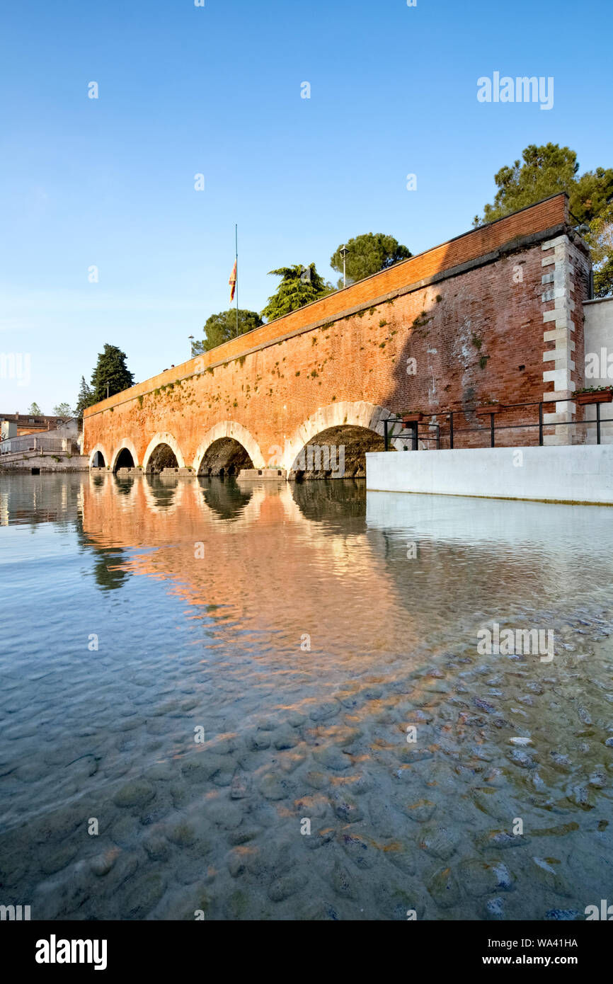 La Voltoni bridge. Peschiera del Garda, provincia de Verona, Véneto, Italia, Europa. Foto de stock