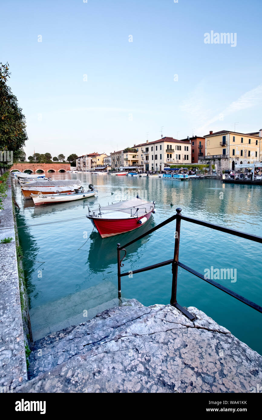 Los barcos de la marina de Peschiera del Garda. La provincia de Verona, Véneto, Italia, Europa. Foto de stock