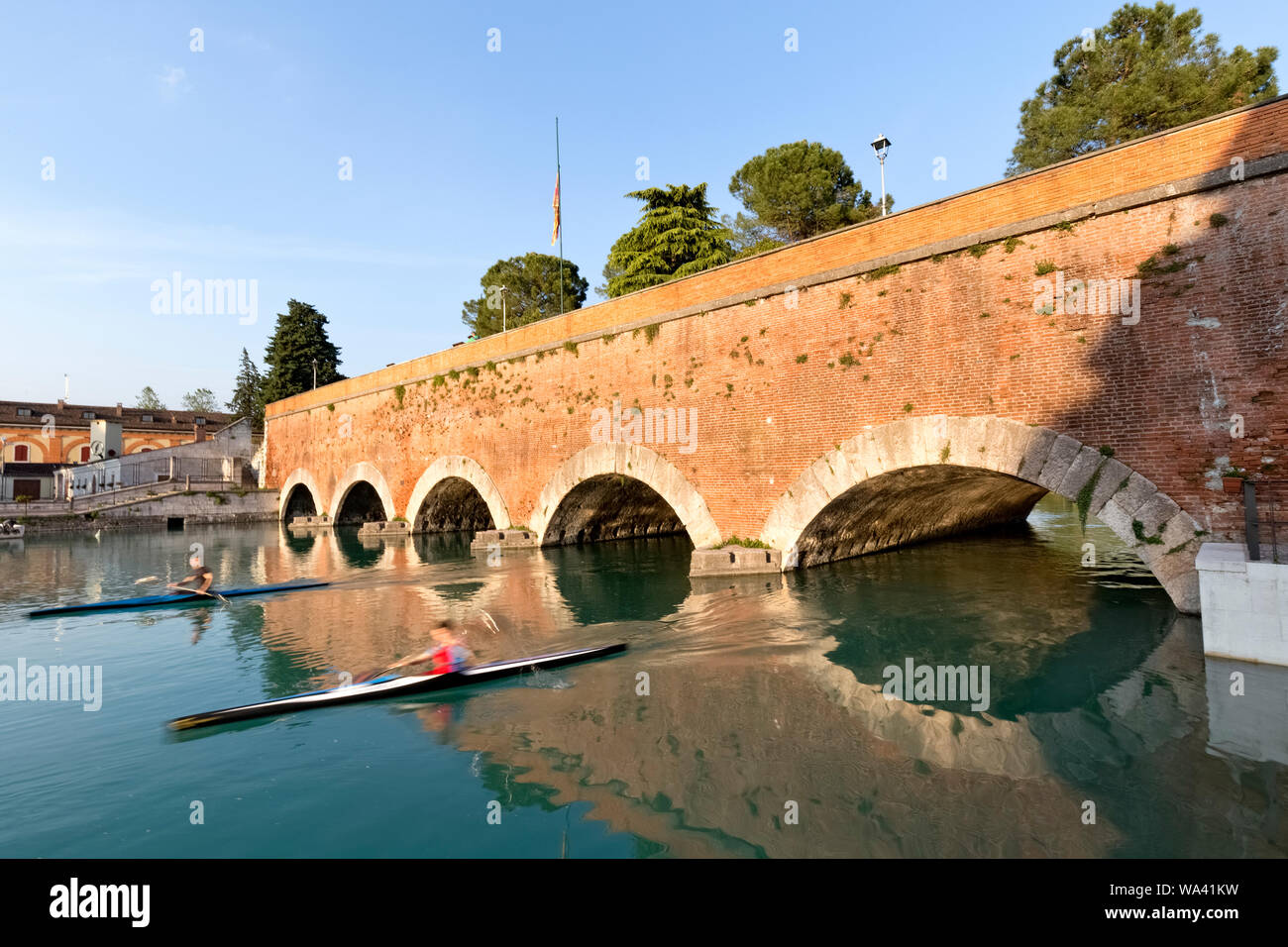 La Voltoni bridge. Peschiera del Garda, provincia de Verona, Véneto, Italia, Europa. Foto de stock