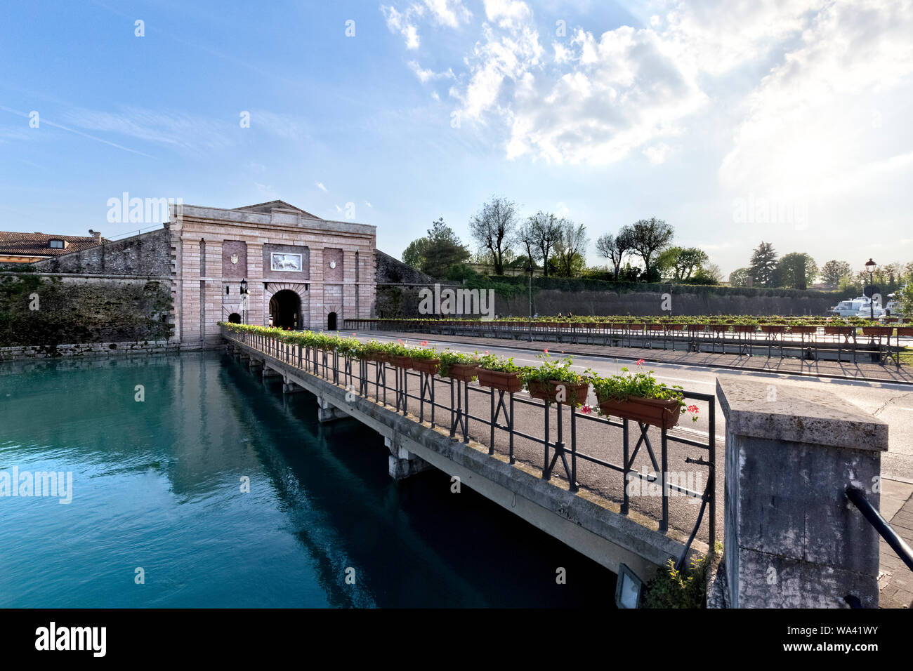 La entrada de Porta Verona de la fortaleza de Peschiera del Garda. La provincia de Verona, Véneto, Italia, Europa. Foto de stock