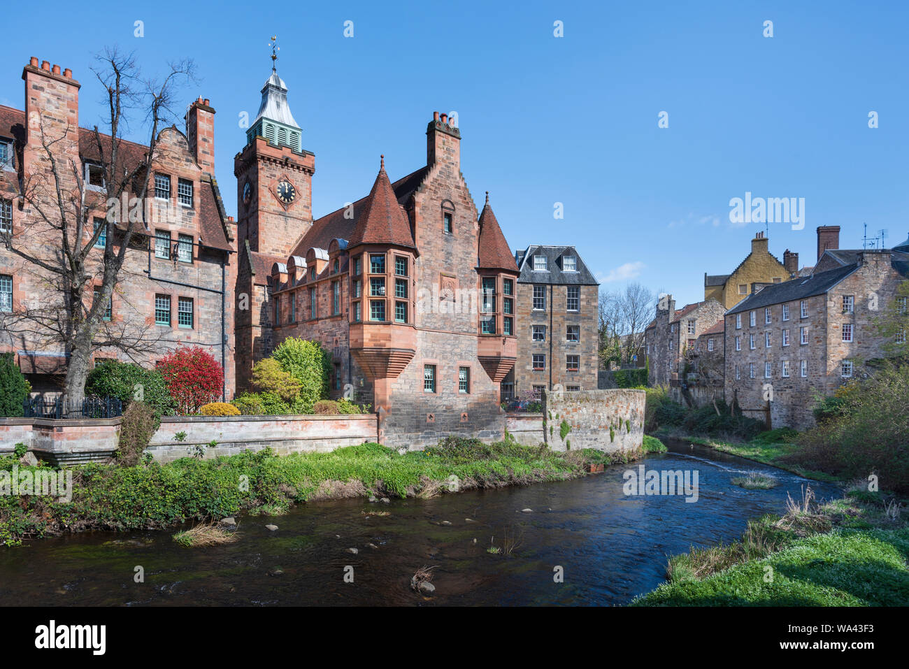 Además corte y otros edificios históricos y la arquitectura escocesa en Dean Village por las aguas de Leith, en Edimburgo, Escocia Foto de stock