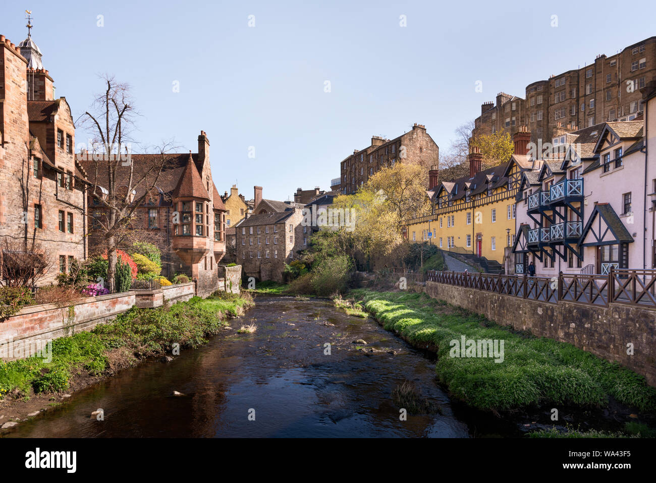 Escocés históricos edificios y arquitectura en Dean Village por las aguas de Leith, en Edimburgo, Escocia Foto de stock
