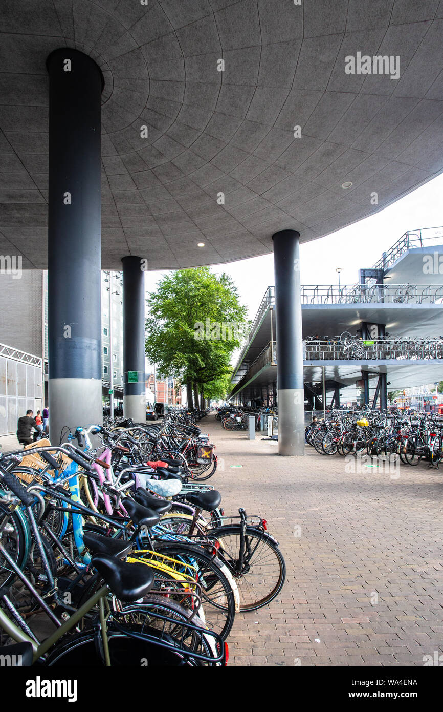 Parking de bicicletas cerca de la estación central de Ámsterdam Fotografía  de stock - Alamy