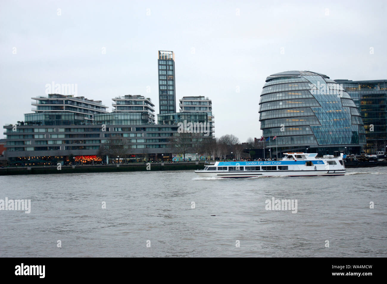 Barco Crucero girando sobre el Río Támesis en Londres Foto de stock
