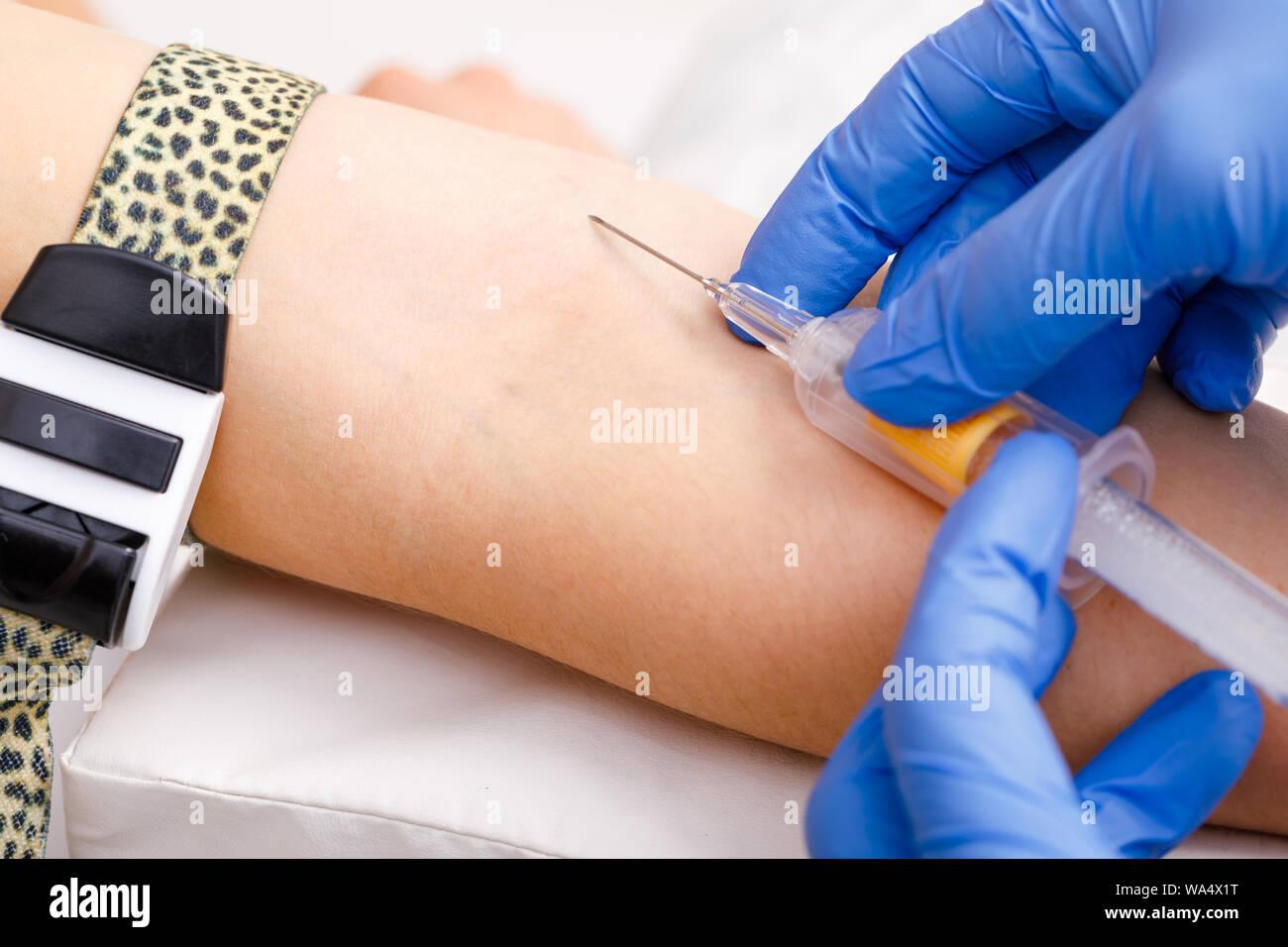 voluntario Auroch Álgebra Primer plano de doctor o enfermera dispuesta a tomar una muestra de sangre  de la vena del brazo con un vacutainer. Punción venosa o venopunción  procedimiento Fotografía de stock - Alamy