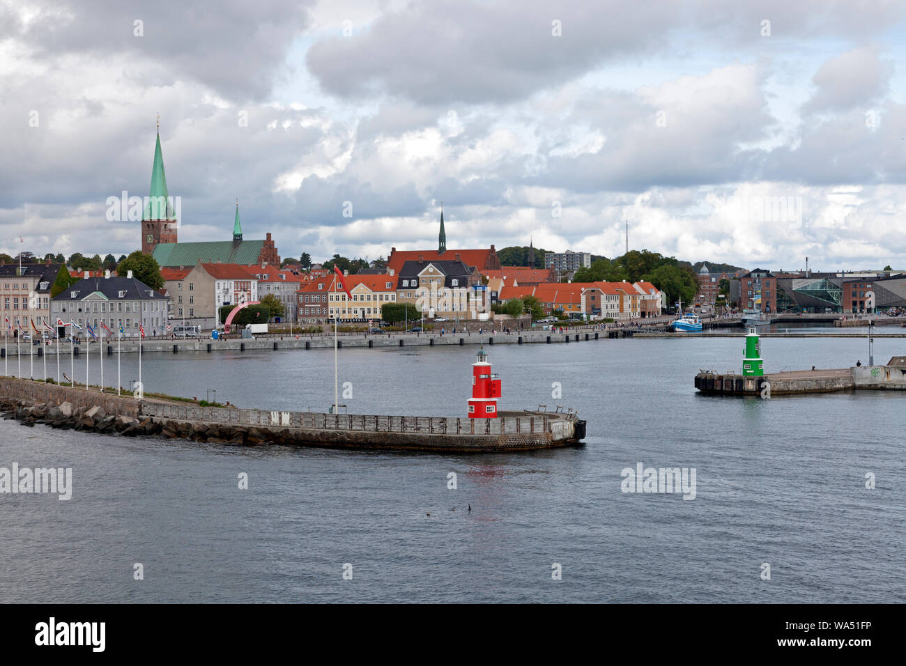 Luces del puerto a la entrada a Elsinor / Helsingør Puerto y vista de la ciudad. Sct. Izquierda - Havnegade Olai Catedral - la cultura jardín derecho. Foto de stock