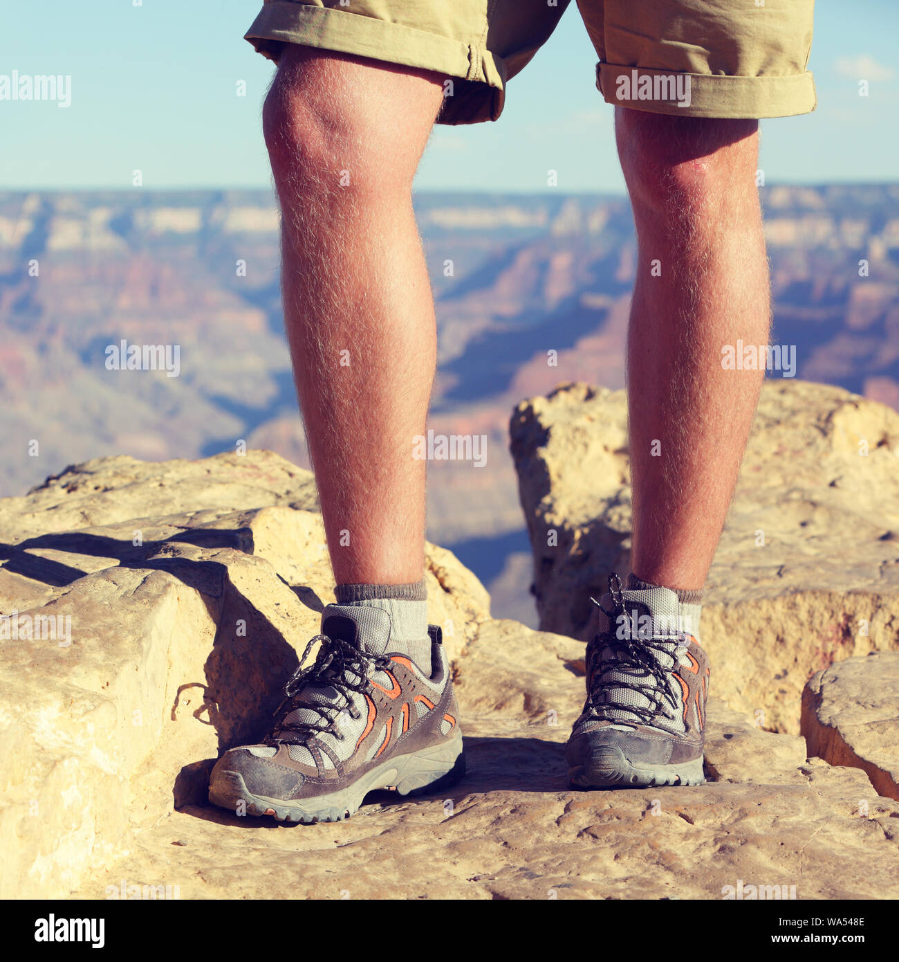 Zapatos para caminatas al aire libre - closeup cosecha de patas macho caminante caminando en calcetines de lana y botas en verano Nature Trail, Grand Canyon fondo. Un estilo de vida