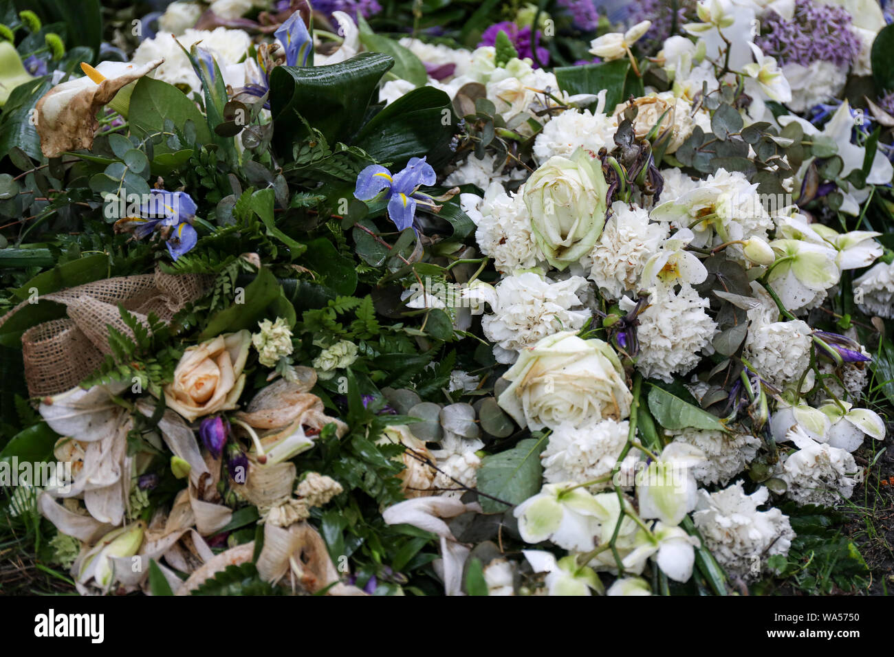Funerales flores marchitas en una tumba Foto de stock