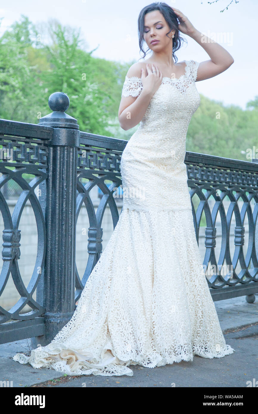 Novia de encaje vestido estilo sirena largo caminar solo en la ciudad  Fotografía de stock - Alamy
