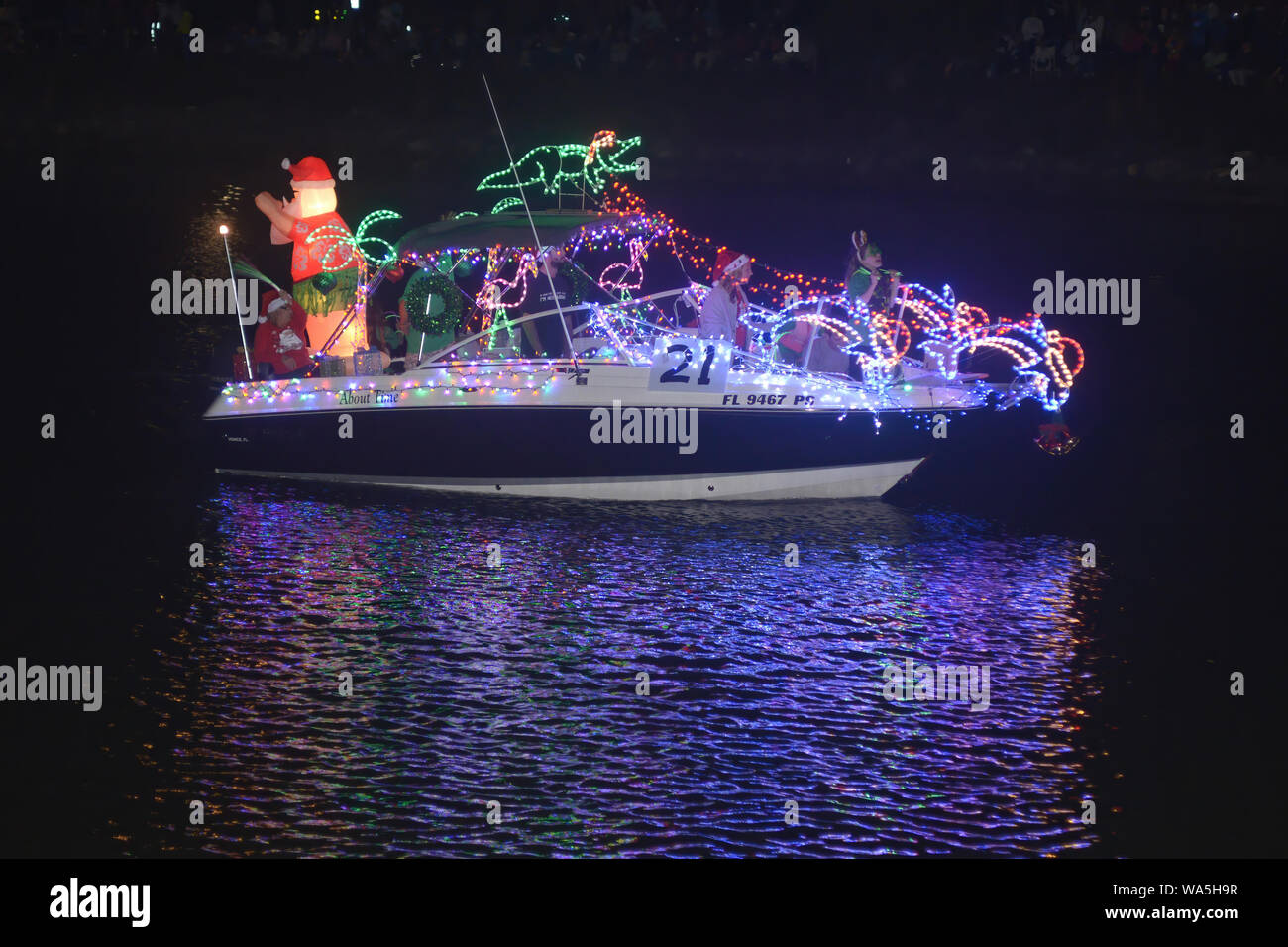 Un barco que transportaba holiday juerguistas paseo en un bote decorado con luces de Navidad en Venecia, durante unas vacaciones en Florida Boat Parade. Foto de stock