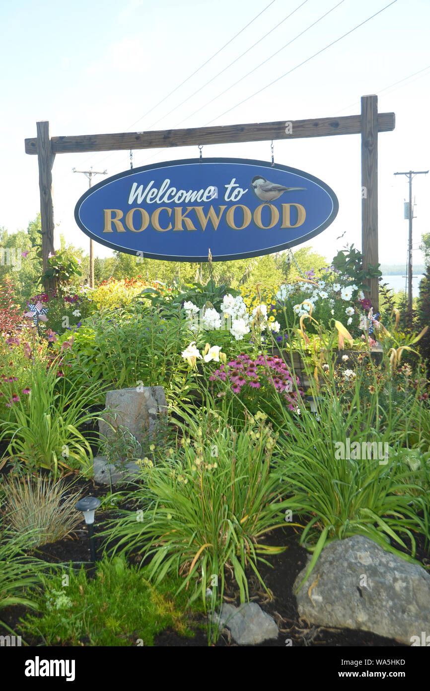 Un cartel da la bienvenida a los visitantes a Rockwood, Maine. Foto de stock