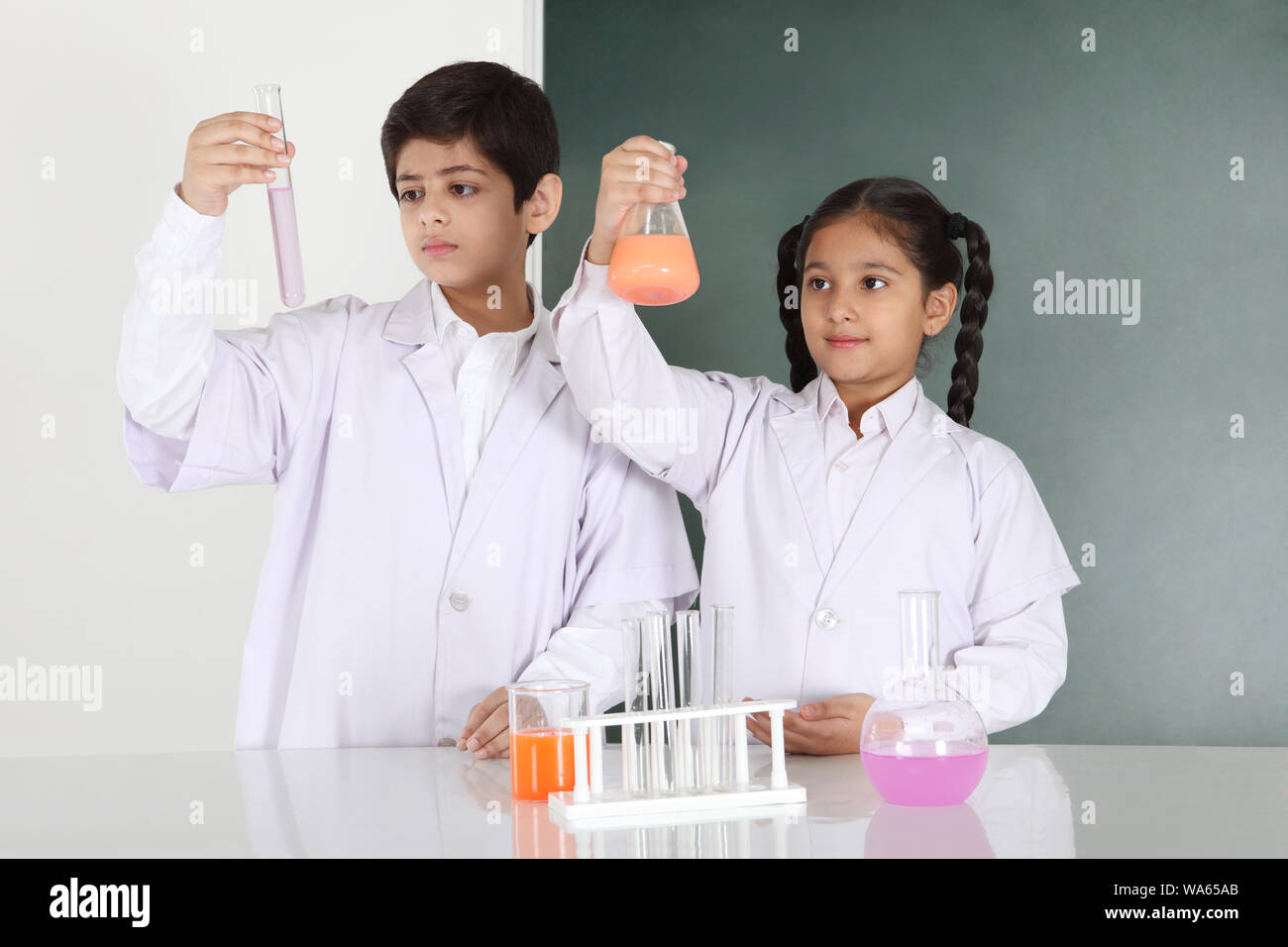 Los estudiantes de la escuela experimentan en un laboratorio de química Foto de stock