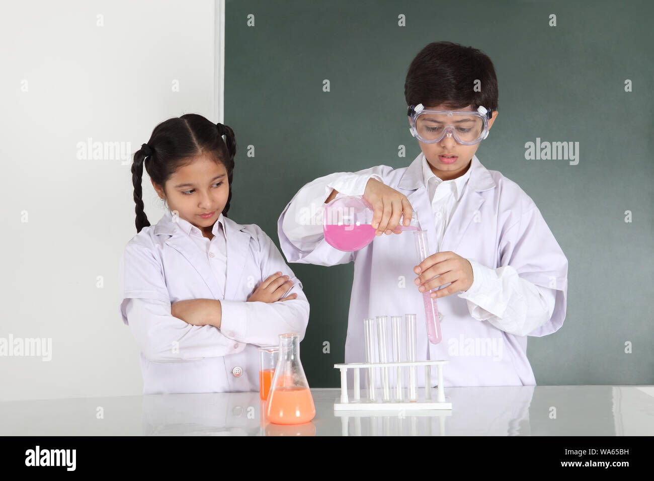 Los estudiantes de la escuela experimentan en un laboratorio de química Foto de stock
