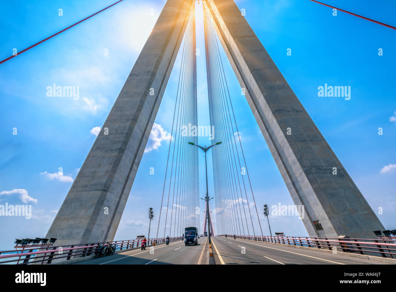 Puente Can Tho cablegrama permanece en el río Mekong en la mañana el tráfico de conexión entre Vinh Long y Can Tho, Vietnam Foto de stock