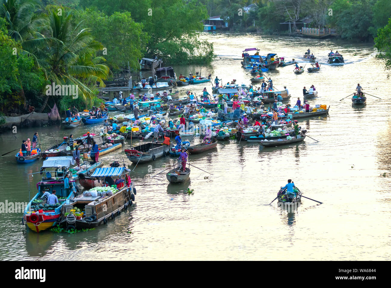 Los agricultores compra en Phong Dien abarrotado mercado flotante mañana con docenas de barcos a lo largo del comercio fluvial productos agrícolas sirve cocina tradicional en Can Tho Foto de stock