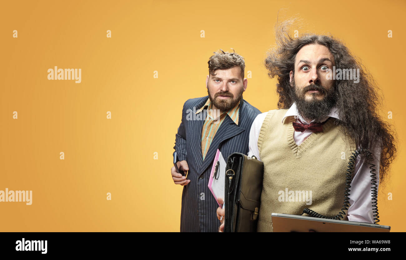 Gracioso retrato de dos empresarios nerdy Foto de stock