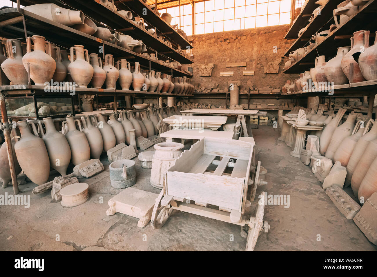 Pompeya, Italia. Artefactos en el granero de Pompeya Foro. Foto de stock
