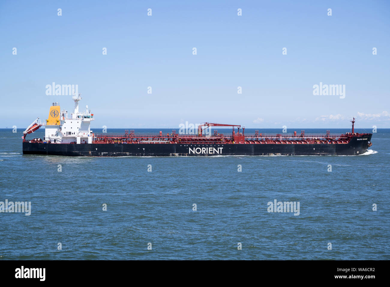 Producto petrolero BALTIC FAVOR entrante de Rotterdam. Norient Product Pool es una sociedad limitada registrada en Dinamarca y poseído por DS NORDEN Foto de stock