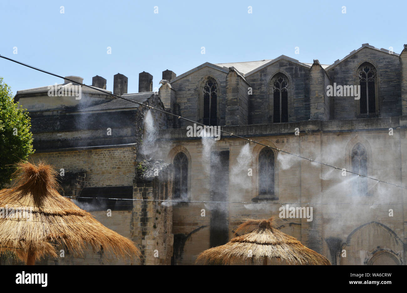 La humidificación del aire en el mercado durante el mediodía en Carpentras, Provenza, Francia Foto de stock
