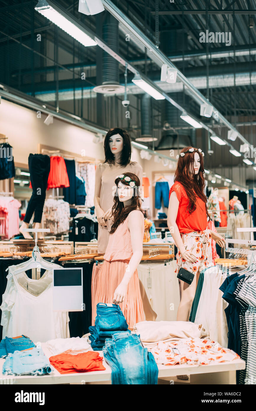 Maniquíes vestidos de mujer mujer ropa de verano casual en la tienda del  centro comercial Fotografía de stock - Alamy