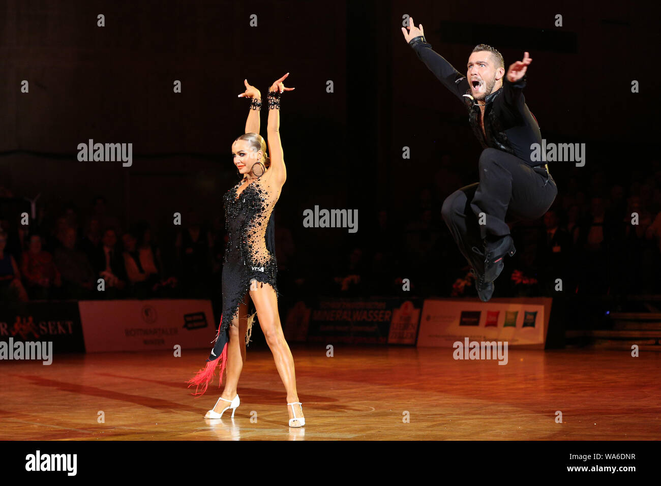 17 de agosto de 2019, Alemania (alemán), Stuttgart: Timur Imametdinov y Nina Bezzubova de Alemania están bailando en el 33º Campeonato abierto alemán (GOC). El par de Bremen bailó plata en el Grand Slam de América. Foto: Catherine Simon/dpa Foto de stock