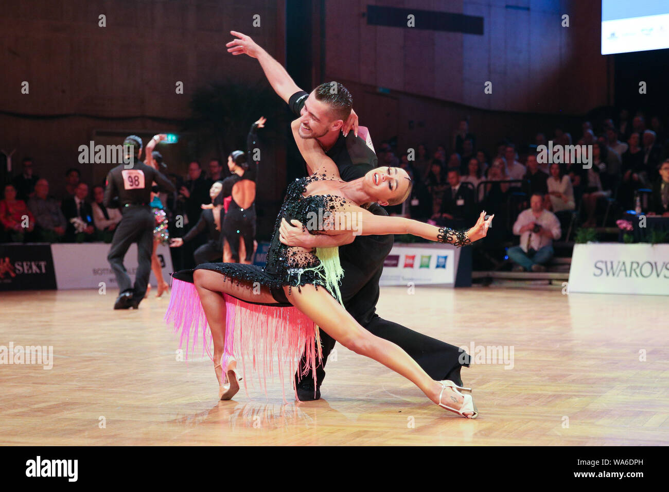 17 de agosto de 2019, Alemania (alemán), Stuttgart: Timur Imametdinov y Nina Bezzubova de Alemania están bailando en el 33º Campeonato abierto alemán (GOC). El par de Bremen bailó plata en el Grand Slam de América. Foto: Catherine Simon/dpa Foto de stock