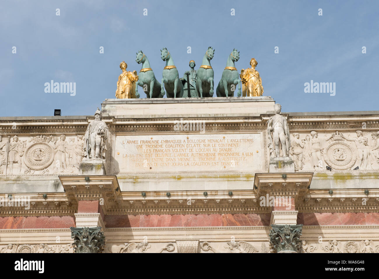 Estatuas pof Chevaux de Saint-Marc (caballos de San Marcos) en Arc de triomphe du Carrousel. El Palais des Tuileries, Paris, Francia Foto de stock