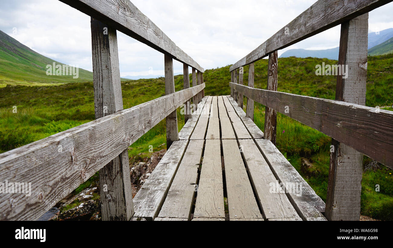 Un puente solitario en la bella naturaleza de Escocia Foto de stock