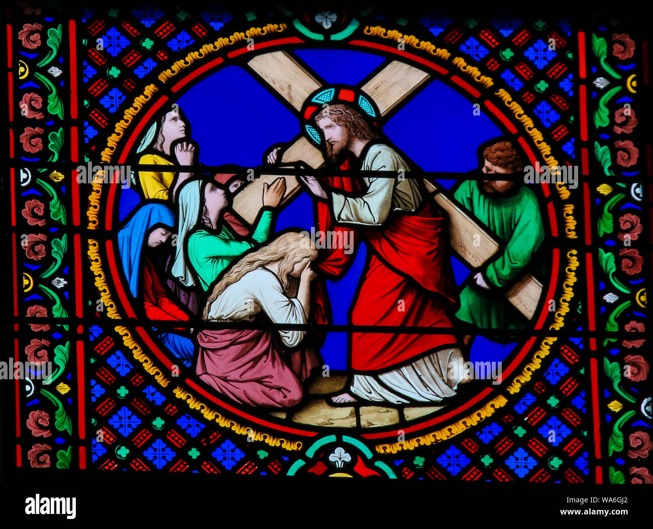 Las vidrieras en la capilla de Notre-Dame-des-Flots (1857) en Sainte Adresse, Le Havre, Francia, representando a Jesús llevando la cruz en la Vía Dolorosa Foto de stock