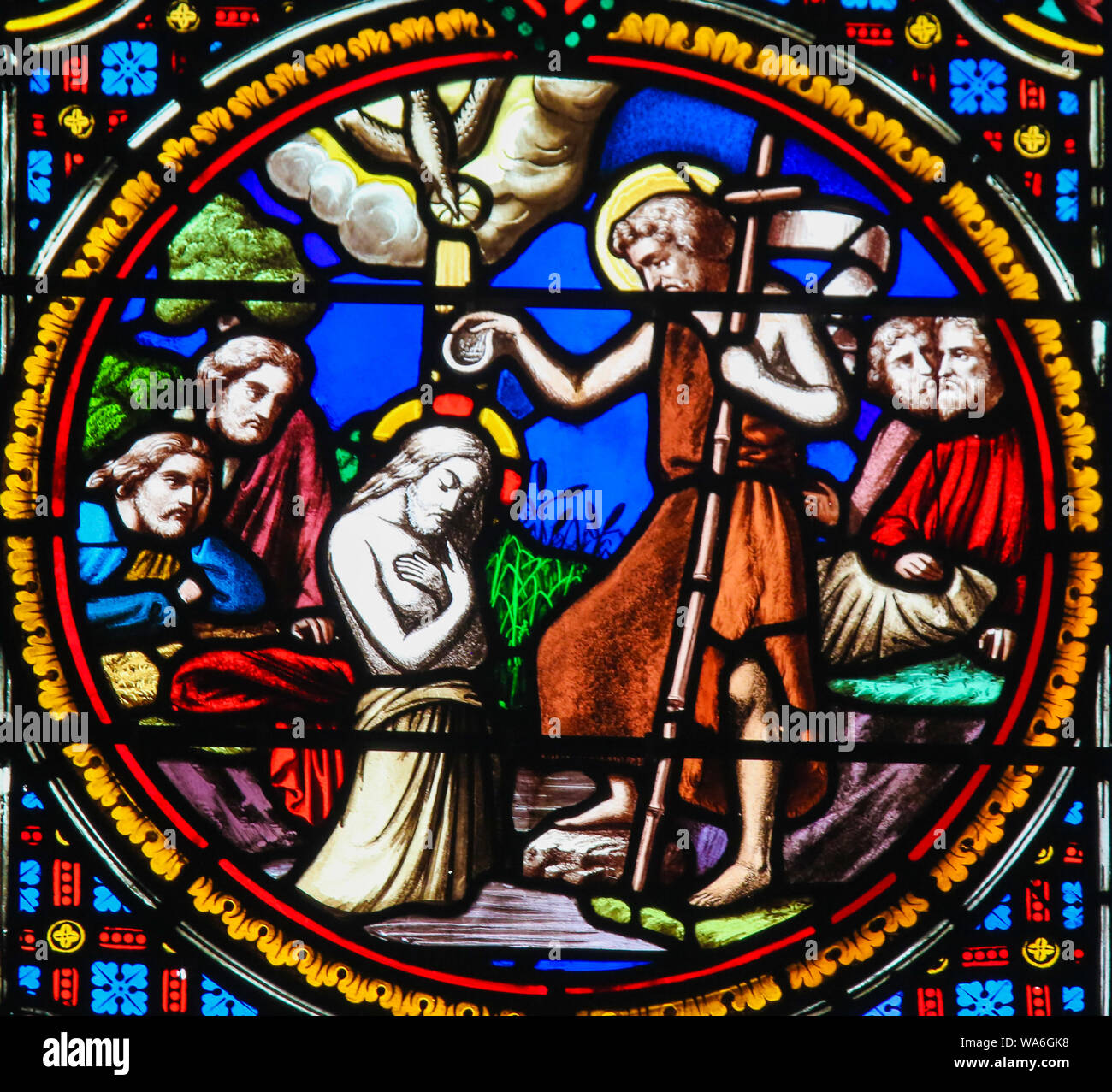 Las vidrieras en la capilla de Notre-Dame-des-Flots (1857) en Sainte Adresse, Le Havre, Francia, representando el Bautismo de Jesús por San Juan el Bapti Foto de stock