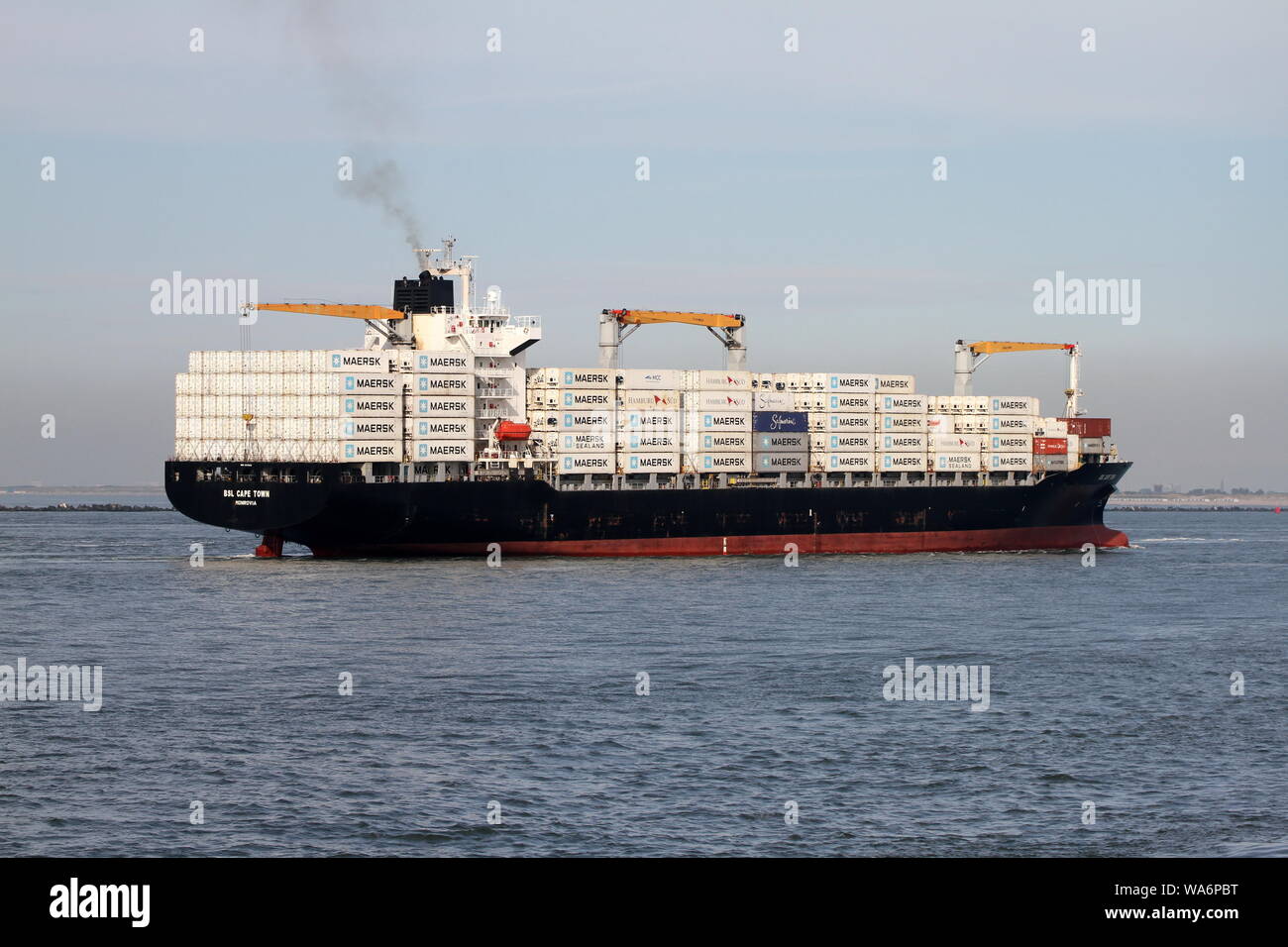 El buque portacontenedores BSL Cape Town llega al puerto de Rotterdam el 22 de mayo de 2019. Foto de stock