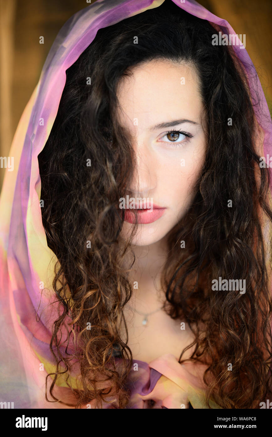 Hermosa mujer joven con sobre su cabeza Fotografía de - Alamy