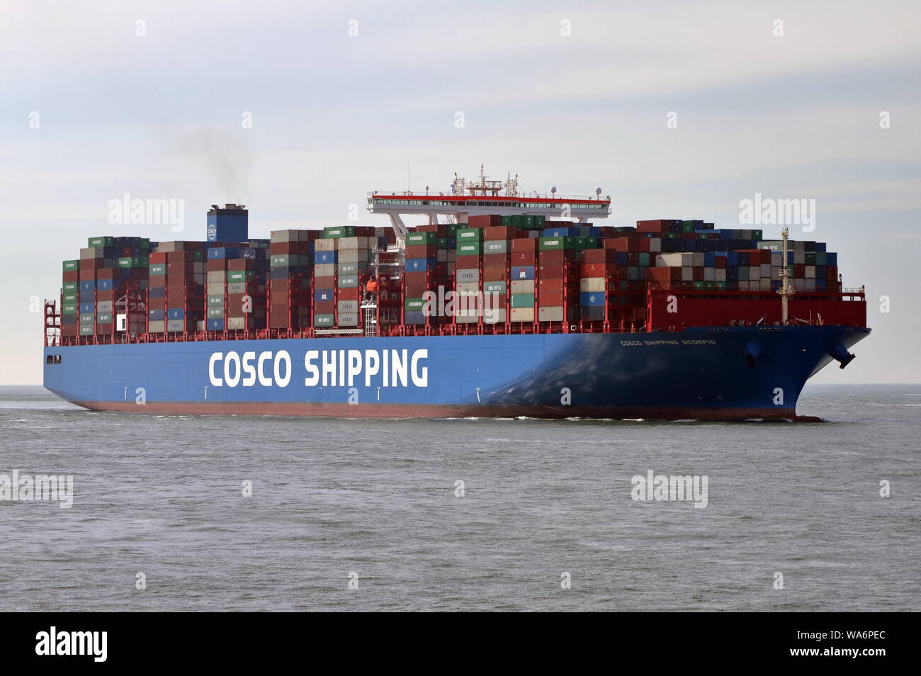 El buque portacontenedores naviera Cosco Escorpio llegarán al puerto de Rotterdam el 22 de mayo de 2019. Foto de stock