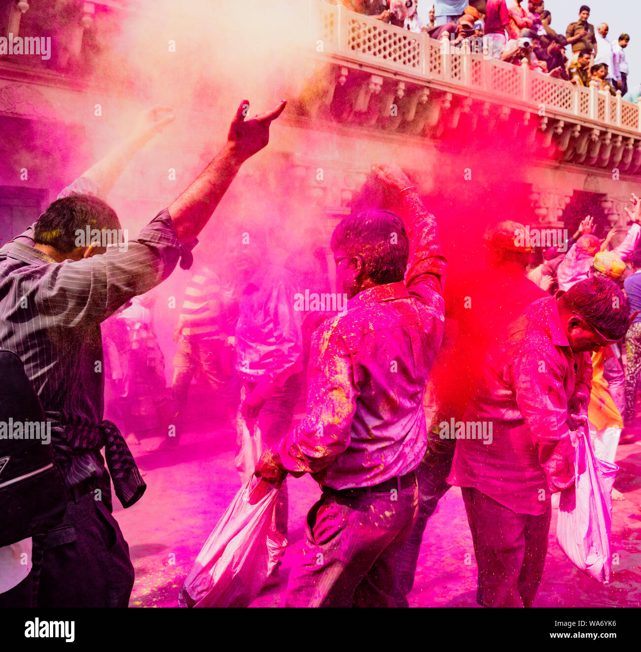 Nandgeon, India, Holi Festival, Feb 25, 2018 - Los hombres tiran pintura  roja en polvo, bailando durante el Festival del Color en la India  Fotografía de stock - Alamy