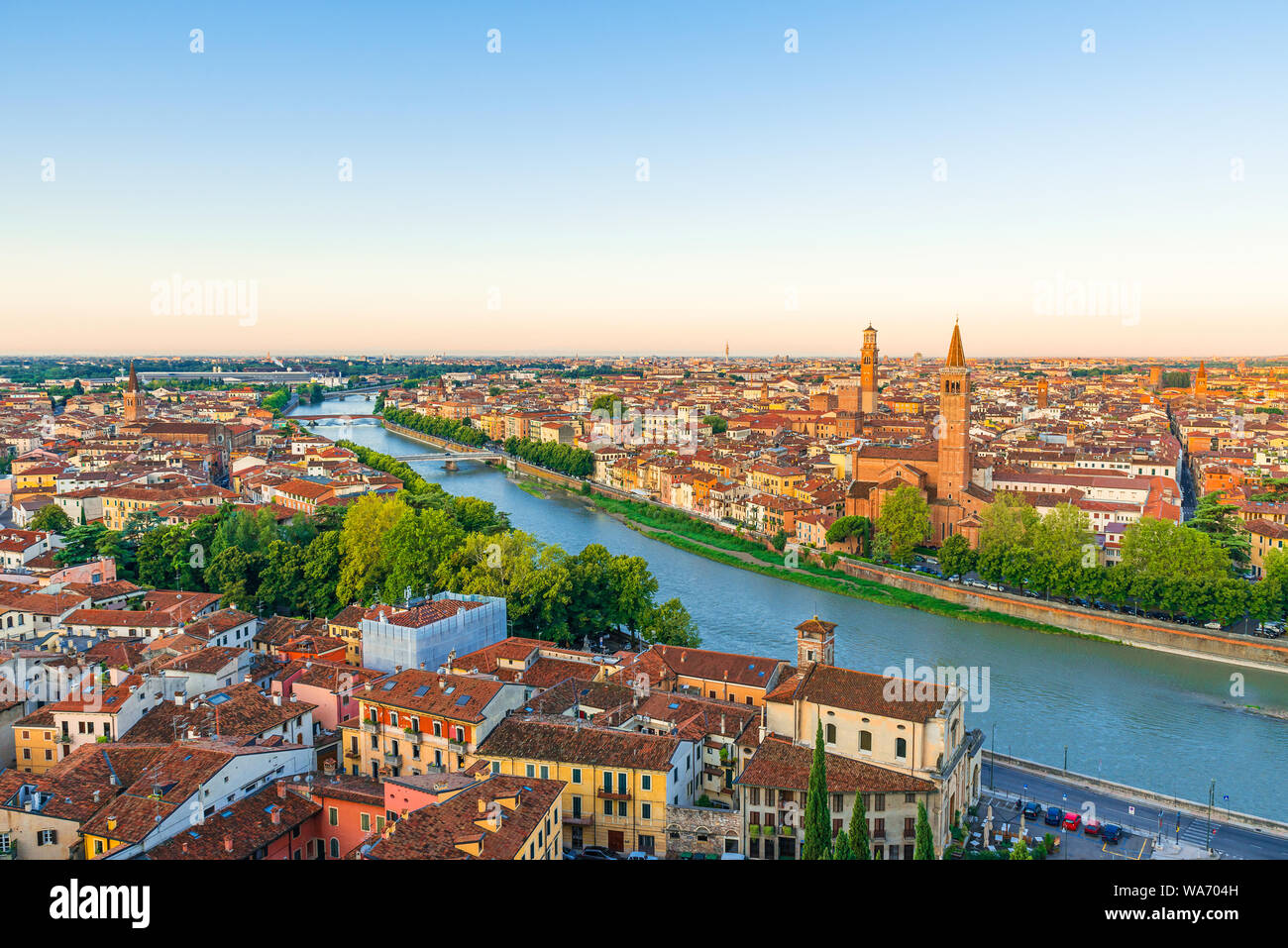Bellos amaneceres vista aérea de Verona, Región de Véneto, Italia, Europa Foto de stock