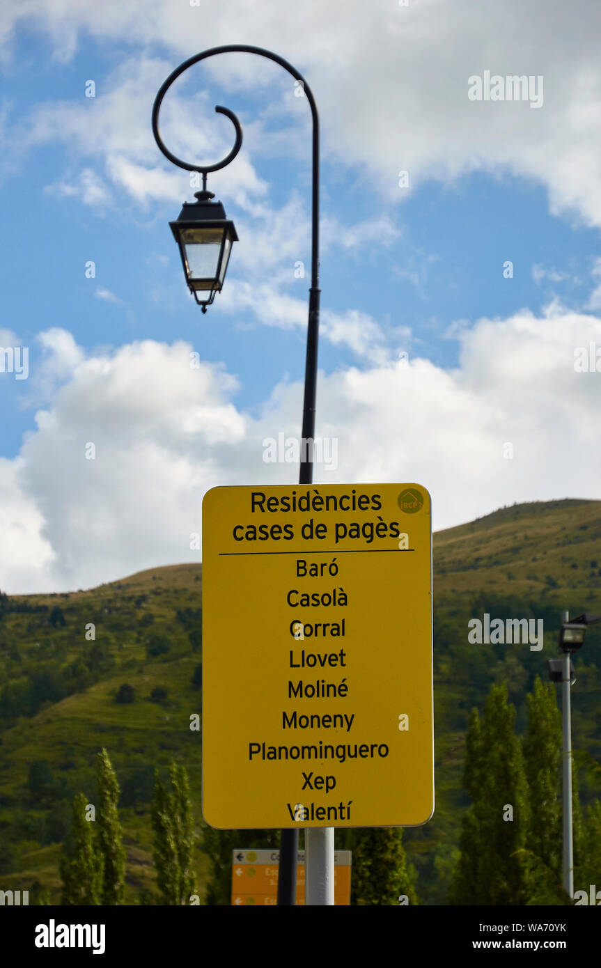 Cartel con nombres de casos de páginas tradicionales casas de hospedaje y semáforo (Tahull, valle de Bohí, Alta Ribagorza, Lleida, Pirineos, Cataluña, España) Foto de stock