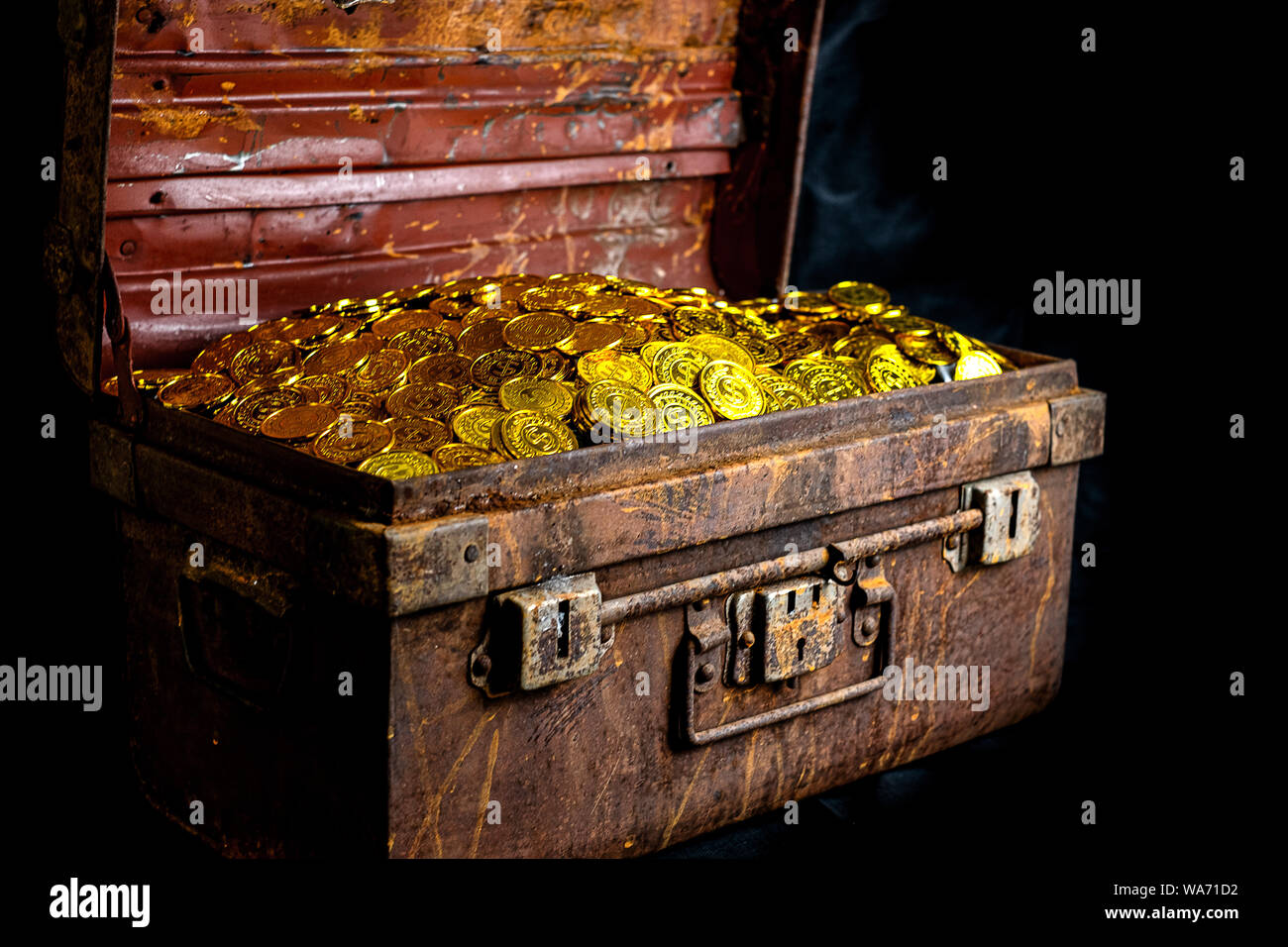 Cofre Pirata Con Monedas De Oro Y Goblet. Joyas Del Tesoro Ilustración del  Vector - Ilustración de dorado, gemela: 249683510