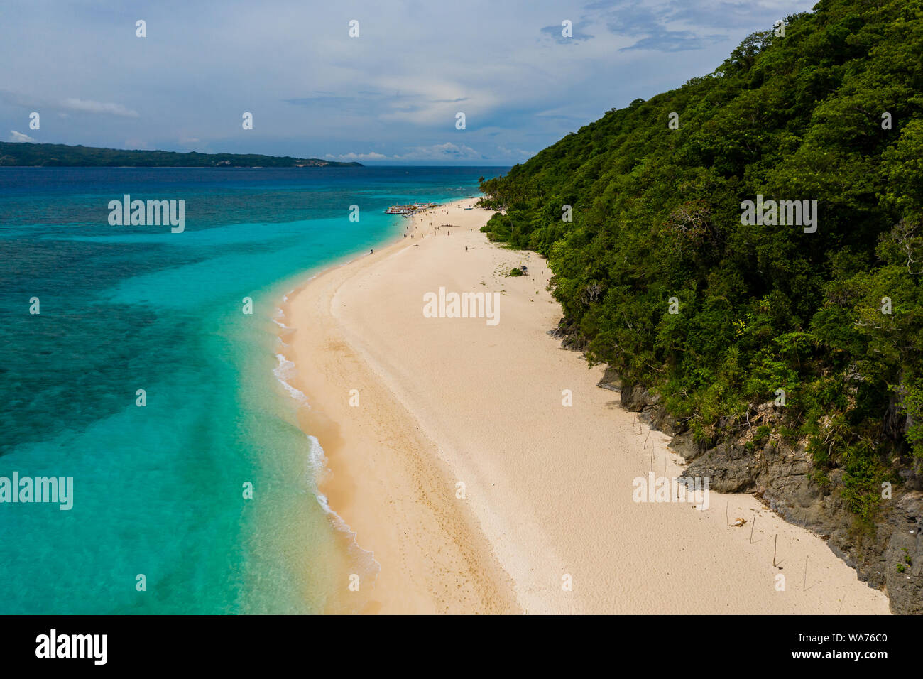 Antena drone vista de la bella playa de arena, playa tropical de Pukka Shell en Boracay Island, Filipinas Foto de stock