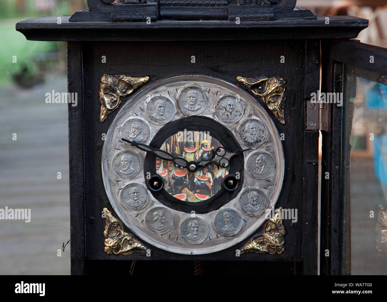 Un reloj que muestra los afroamericanos y Booker T. Washington en forma degradante luz, encontrado en una caja de antigüedades vinculadas a Booker T. Washington y Frances Benjamin Johnston, en Córdoba, Alabama Foto de stock