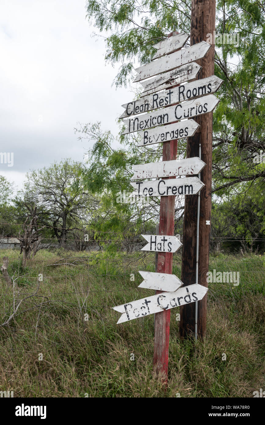 Un signo en la humilde estación para la mano sacó los Ebanos Ferry o El