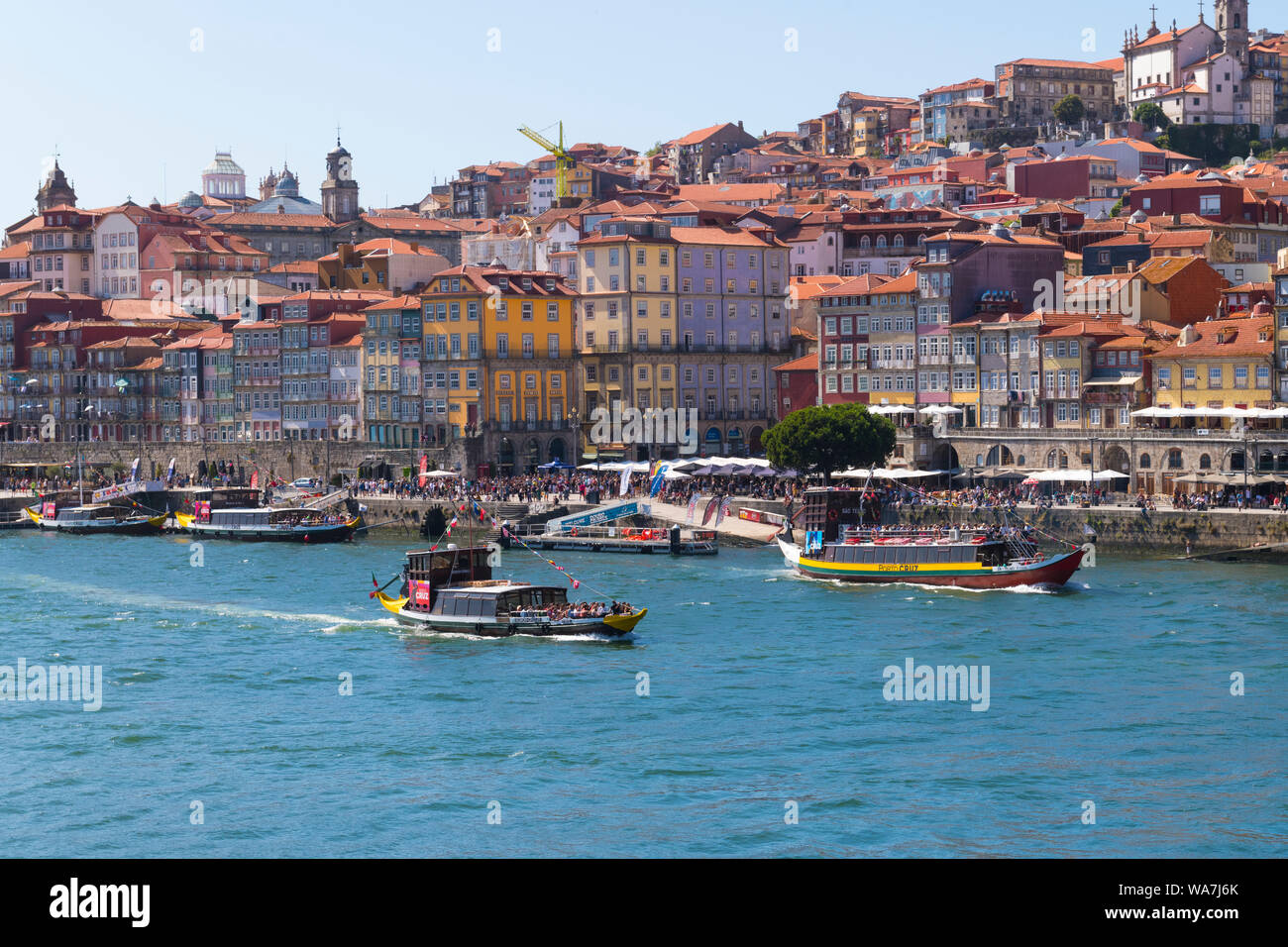 Portugal panorama del paisaje urbano de Oporto Oporto desde Vila Nova de Gaia, a través de Río Duero barco agua terraplén Rua Cais da Ribeira puestos de mercado turístico Foto de stock