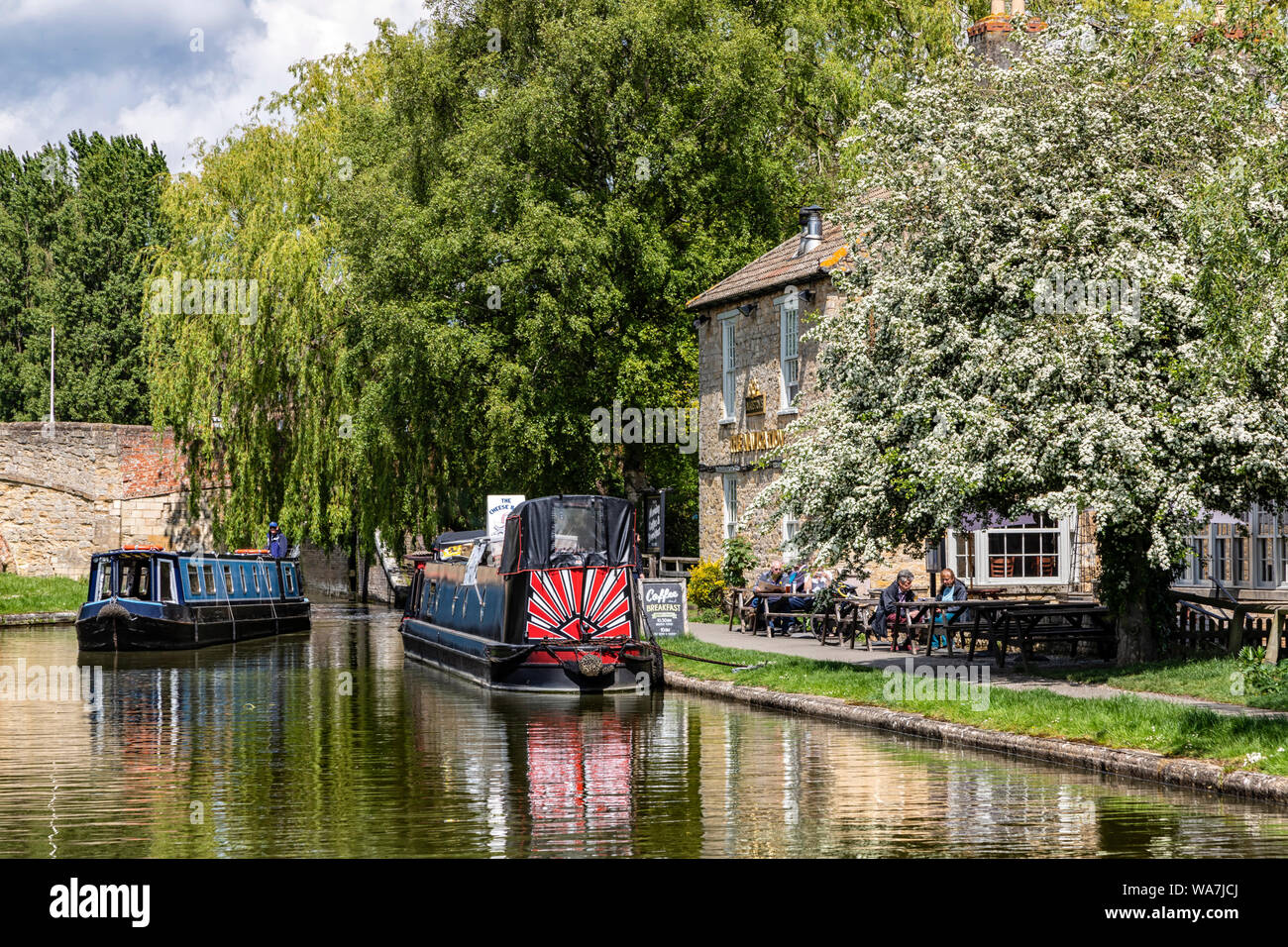 STOKE BRUERNE, Northamptonshire: Narrowboats junto al pub Inn de navegación en el Grand Union Canal Foto de stock