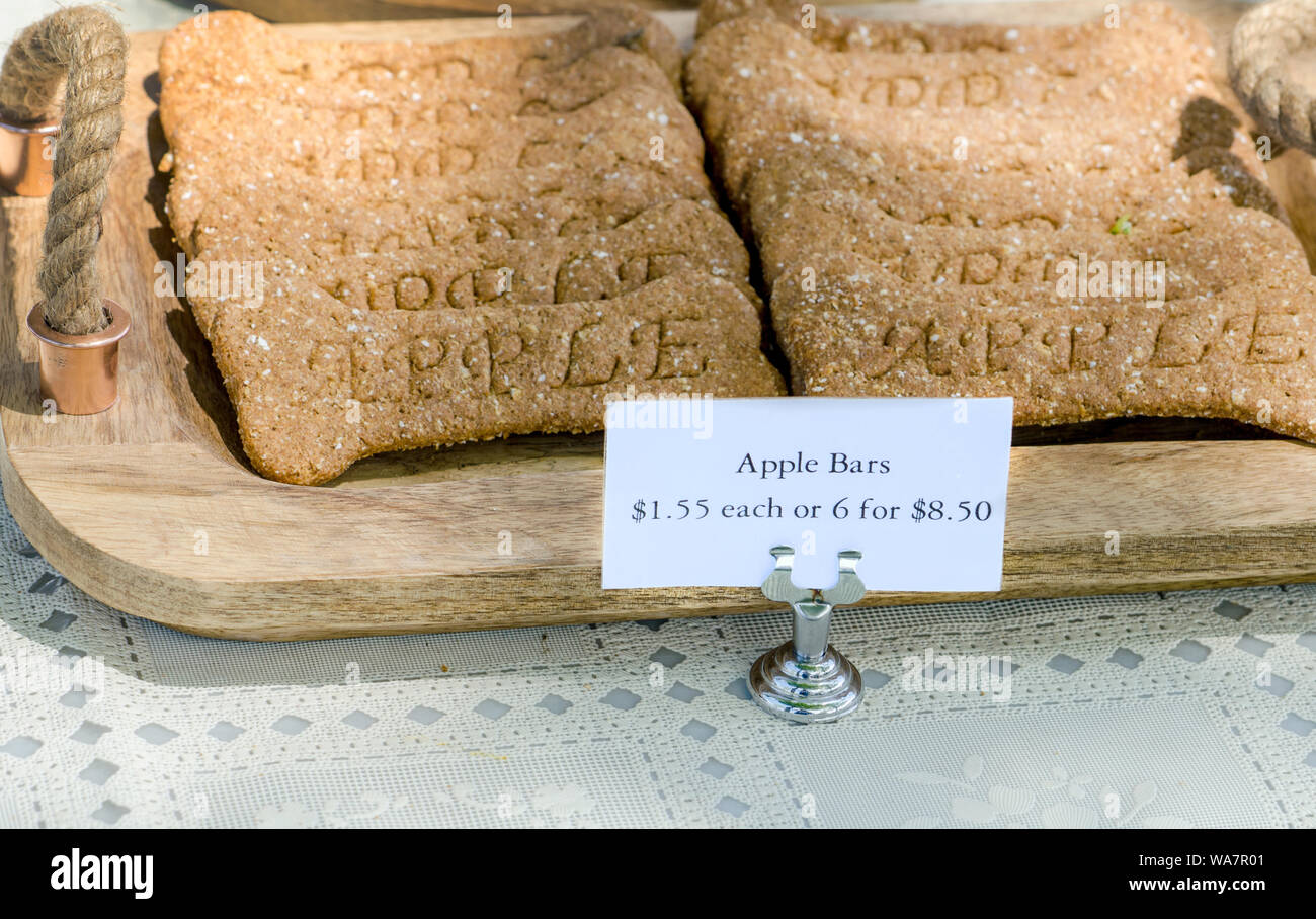 Fancy apple bar perro trata a la venta en un mercado de granjeros Foto de stock